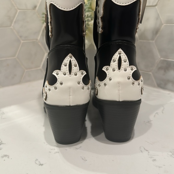 Shoe ‘n Tale Pointed Toe Cowgirl Studded Black and White Western Boots, Size 37 - Picture 8 of 10
